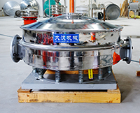 直排篩可分為單雙振動源兩種，但其電機是懸掛在振動篩框的外側，振動理相對比較大。